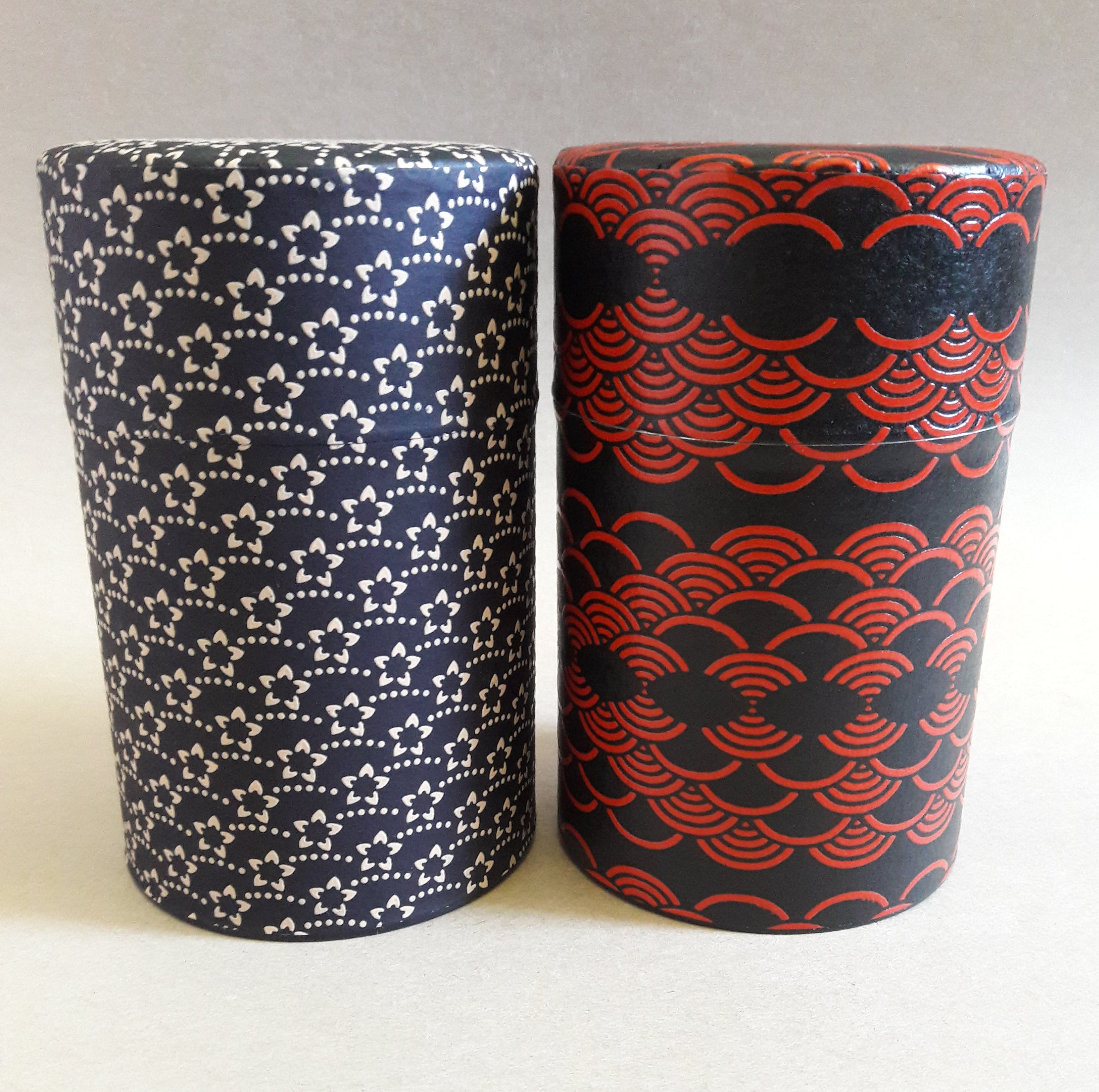 Chazutsu, Tea Canister, holds 150 gram, Stainless Steel covered in Blue or Red Washi Paper