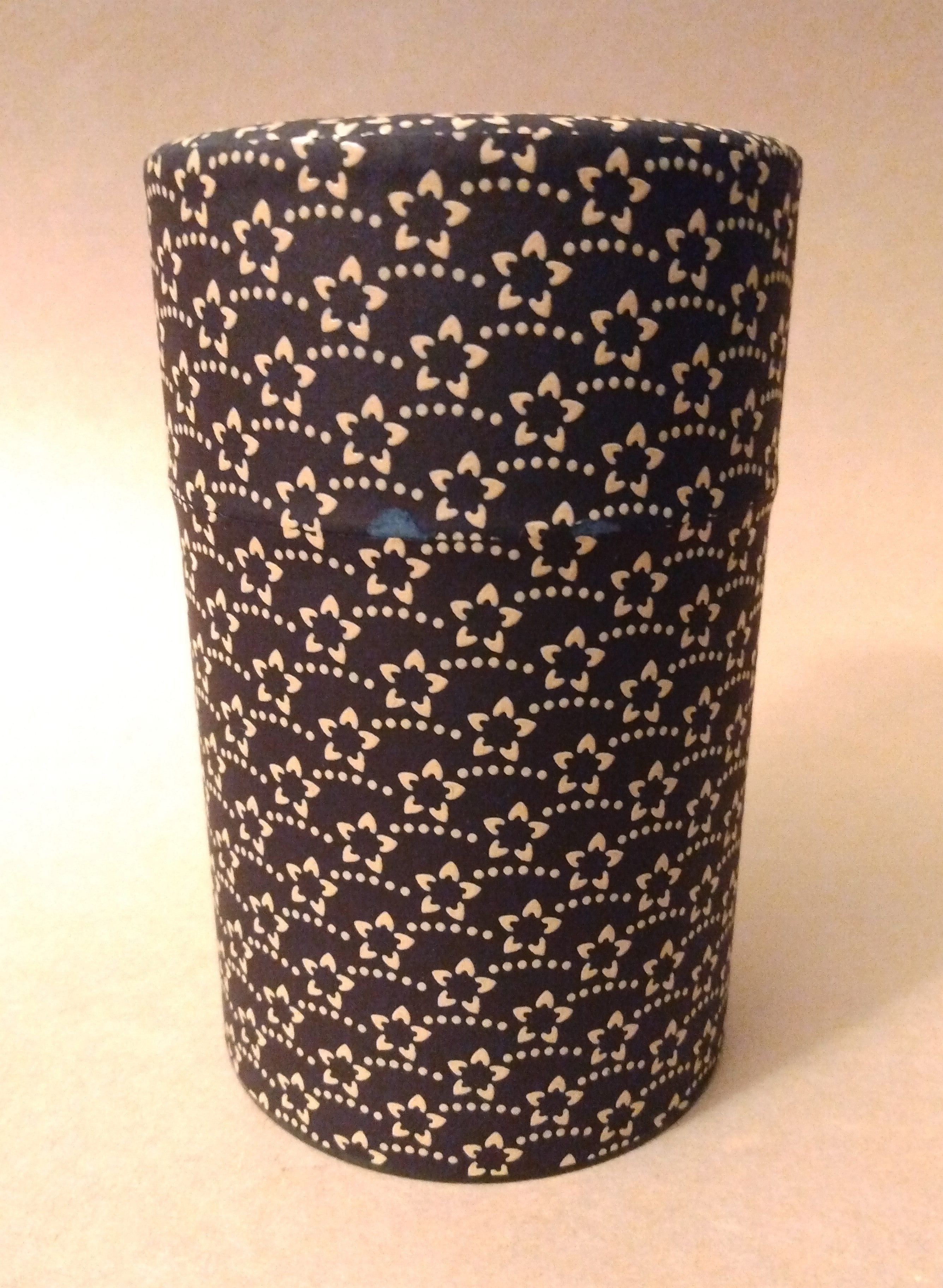 Chazutsu, Tea Canister, holds 150 gram, Stainless Steel covered in Blue or Red Washi Paper