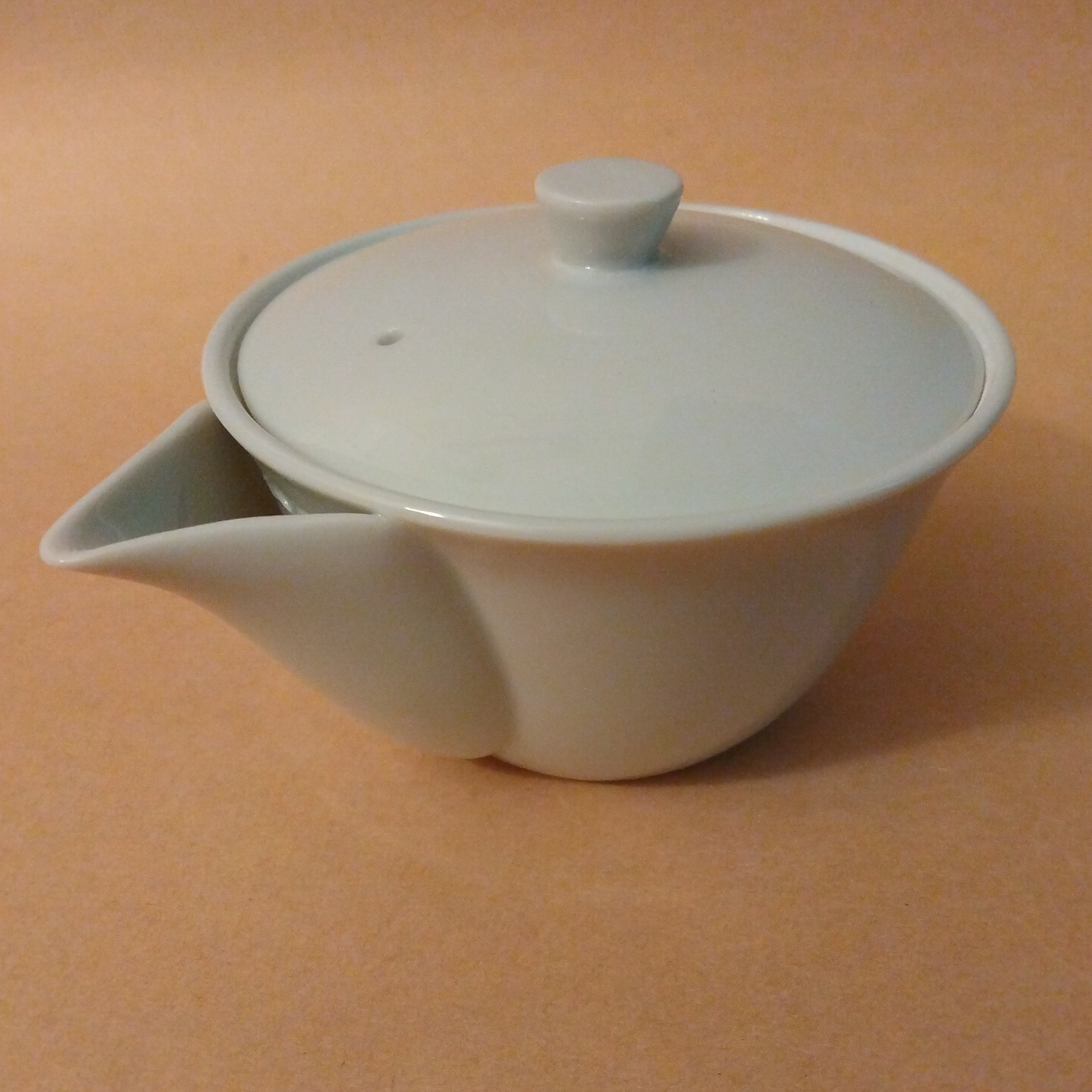 Mino-yaki White Porcelain Houhin Tea Pot, Gifu Prefecture. 160cc (5.4oz)