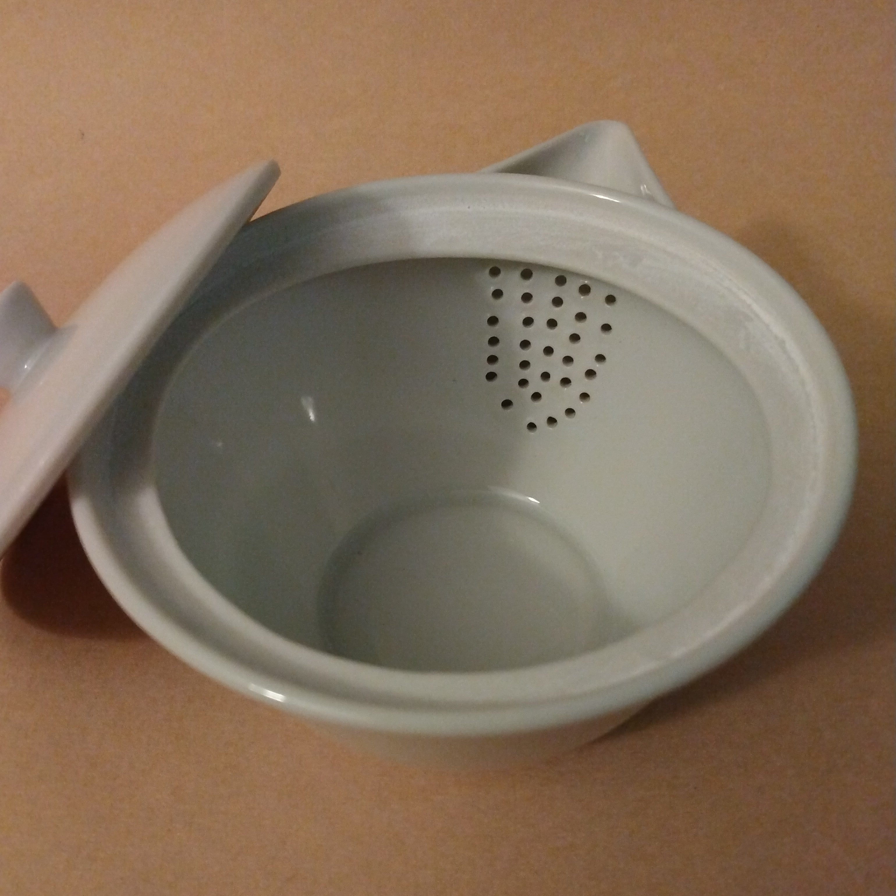 Mino-yaki White Porcelain Houhin Tea Pot, Gifu Prefecture. 160cc (5.4oz)